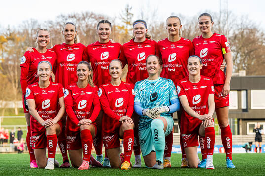 The starting eleven of Brann poses for a team group photo