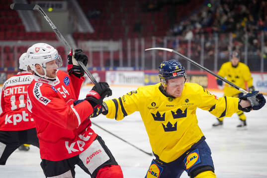 Bla gjennom flere bilder av Ice Hockey, Karjala Tournament, Sweden - Switzerland