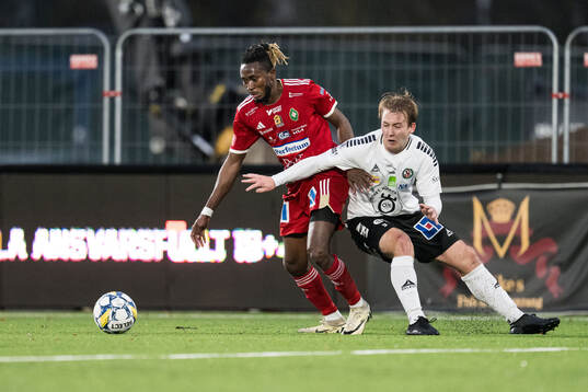 Skövde AIKs Mamudu Moro och Örebros Oskar Käck