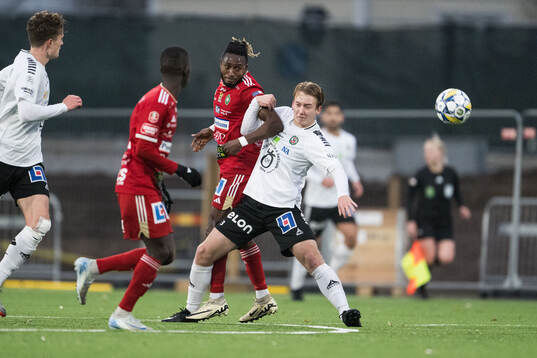 Skövde AIKs Mamudu Moro och Örebros Oskar Käck