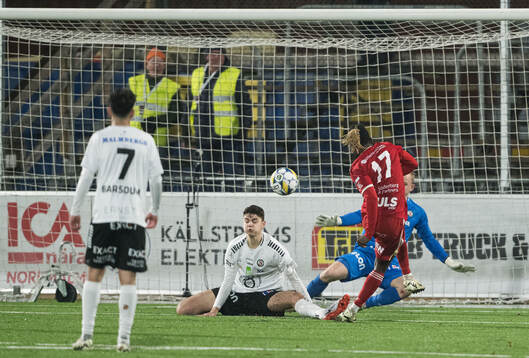 Örebros Theodor Hansemon och Skövde AIKs Mamudu Moro