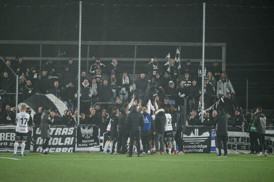 Örebros spelare jublar med supportrar
