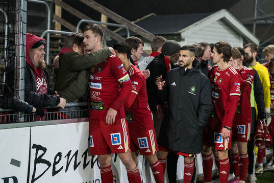 Skövde spelare tackar supportrarna