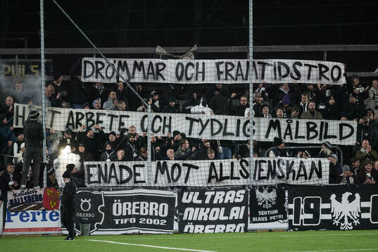 Örebro supportar med banderoll