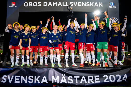 Rosengårds spelare jublar med Kronprinsessan Victorias pokal