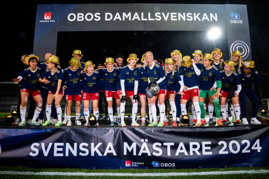 Rosengårds spelare jublar med Kronprinsessan Victorias pokal