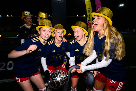 Rosengårds Bea Sprung, Hanna Andersson, Anni Hartikainen och Ria Noora Minerva Öling jublar med Kronprinsessan Victorias pokal