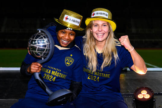 Rosengårds spelare jublar med Kronprinsessan Victorias pokal