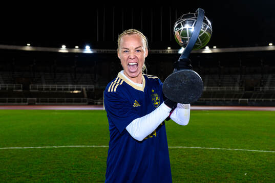 Rosengårds Caroline Seger  jublar med Kronprinsessan Victorias pokal