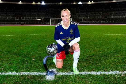 Rosengårds Caroline Seger  jublar med Kronprinsessan Victorias pokal