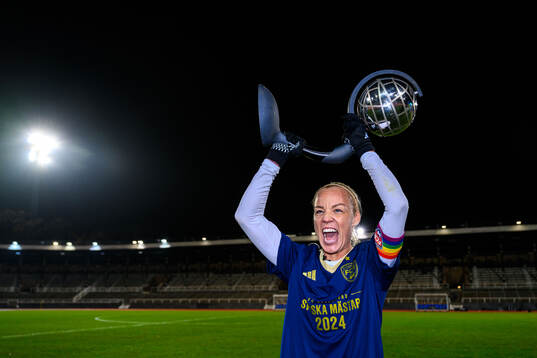 Rosengårds Caroline Seger jublar med Kronprinsessan Victorias pokal