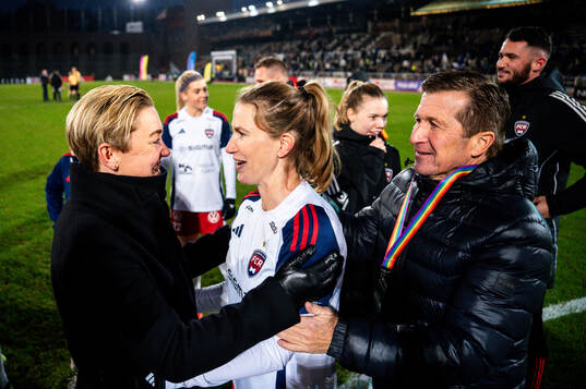 Rosengårds sportchef Therese Sjögran och Emma Berglund jublar