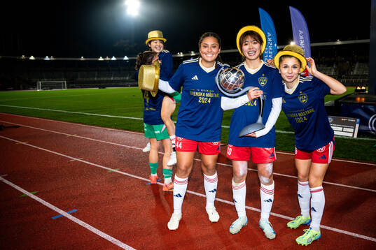Rosengårds Jo-Anne Agbor Tataw Cronquist, Momoko Tanikawa och Mikaela Stojanovska  jublar med Kronprinsessan Victorias pokal