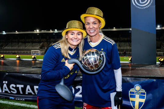 Rosengårds Emma Jansson och Caroline Seger  jublar med Kronprinsessan Victorias pokal