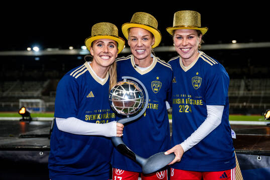 Rosengårds Gudrun Arnardottir, Caroline Seger och Rebecca Knaak  jublar med Kronprinsessan Victorias pokal