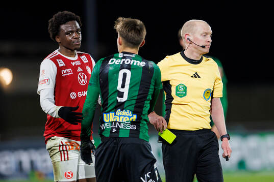 Sandvikens IFs Calvin Kabuye får gult kort av domare Per