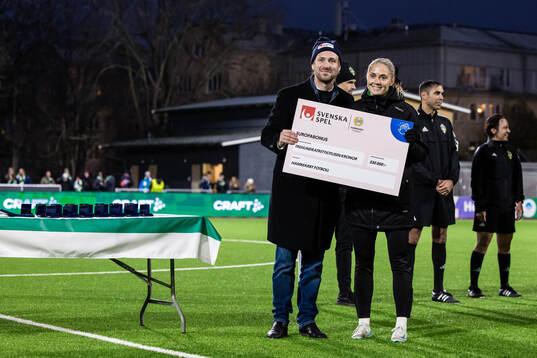 Hammarbys Alice Carlsson tar emot en check