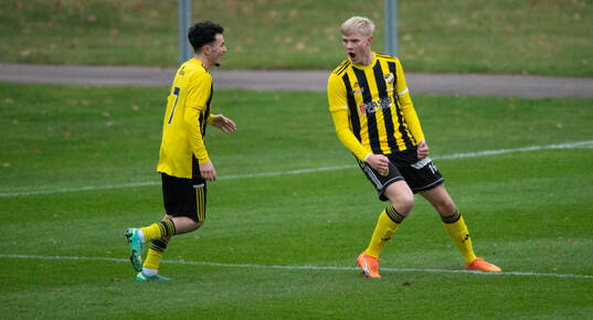 IFK Hässleholms Linus Roslund har gjort 1-0 och jublar i kvalmatchen till div. 1 juniorer, U19, mellan IFK Hässleholm och Ängelholms FF i Hässleholm 9 november 2024.