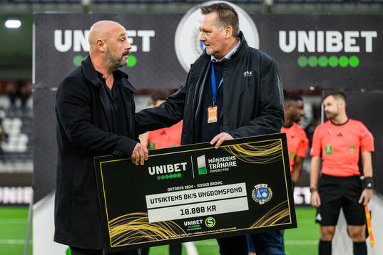 Utsiktens manager Bosko Orovic tar emot pris som månadens