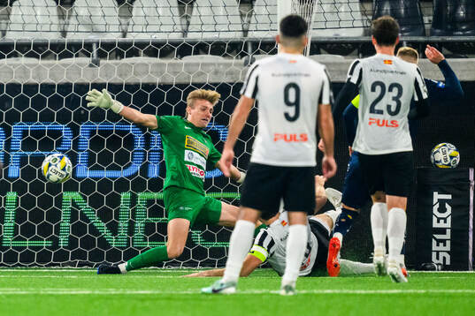 Landskronas målvakt Svante Hildeman släpper in 1-0 från