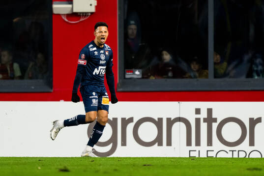 Örgrytes Tobias Sana jublar efter 1-2
