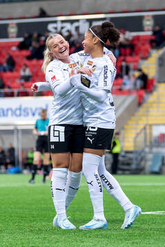 Häckens Matilda Nildén och Felicia Schröder jublar efter 0-1
