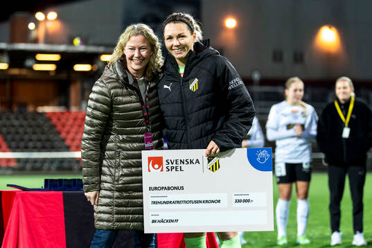Häckens målvakt Jennifer Falk tar emot ”Europabonus” från Svenska Spel