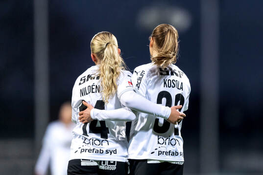 Häckens Matilda Nildén och Katariina Kosola jublar
