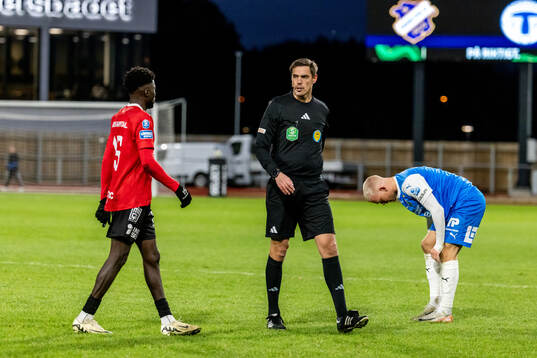 Domare Magnus Lindgren pratar med Trelleborgs Emmanuel