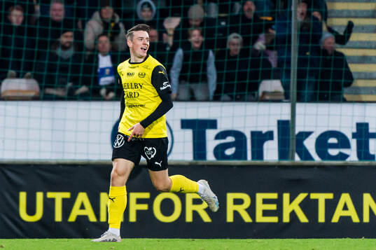 Mjällbys Elliot Stroud jublar efter att han gjort 1-0