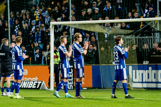 IFK Göteborgs spelare tackar publiken