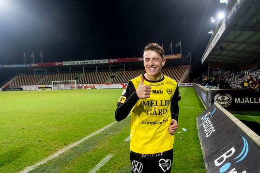 Mjällbys Elliot Stroud jublar