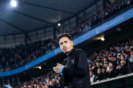 Malmö FFs Adrian Skogmar kommer ut till medaljceremonin