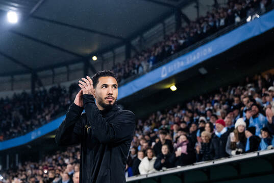 Malmö FFs Sergio Pena kommer ut till medaljceremonin