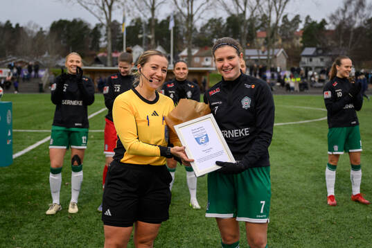 Alingsås Tove Lorén tar emot ett pris för årets spelare av domare Cecilia Ekwall