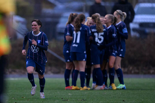 Malmö FFs målskytt Ema Paljevic till vänster jublar