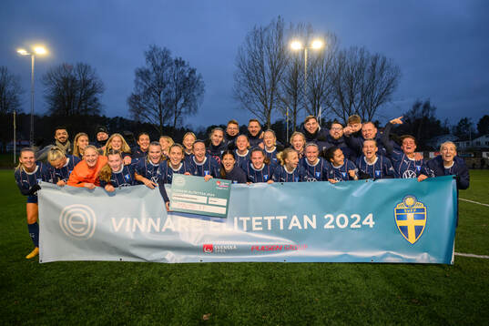 Malmö FFs spelare och ledare  jublar