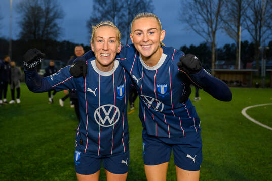 Malmö FFs Mia Persson och Beatrice Persson jublar