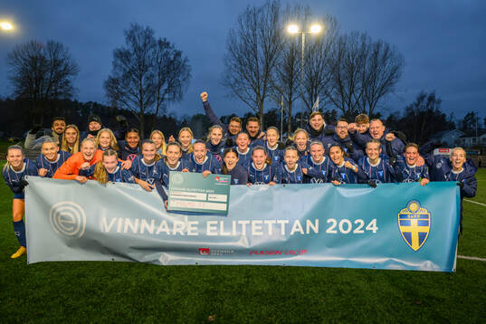 Malmö FFs spelare och ledare jublar tillsammans