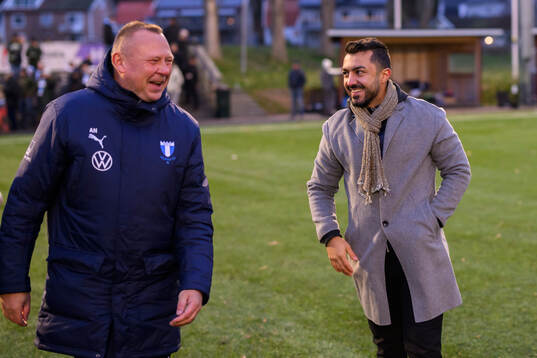 Malmö FFs lagledare Anders Nilsson och assisterande sportchef Maxim Khalil jublar tillsammans