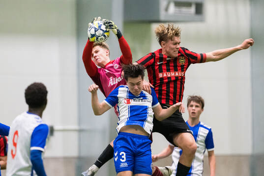 Odenses målvakt Tobias Elnegaard och Sebastian Mørk och