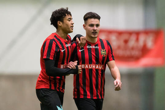 Brommapojkarnas Sion Oppong och Leo Al-Kass jublar