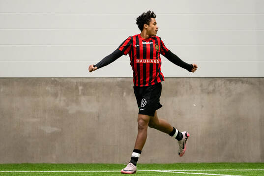 Brommapojkarnas Sion Oppong jublar