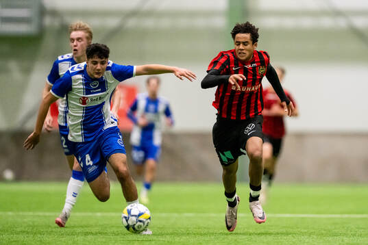 Odenses Adam Amrani och Brommapojkarnas Sion Oppong