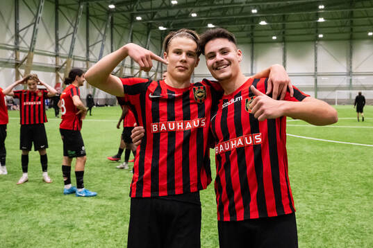 Brommapojkarnas Love Arrhov och Leo Al-Kass jublar