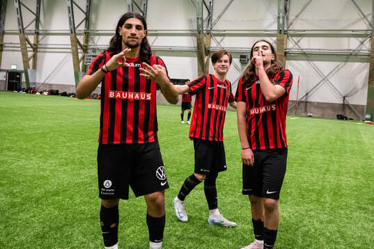 Brommapojkarnas David Isso och Leart Krasniqi jublar