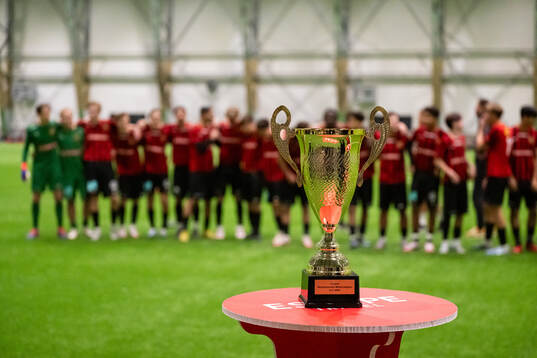 Pokalen framför jublande Brommapojkarnas spelare och ledare