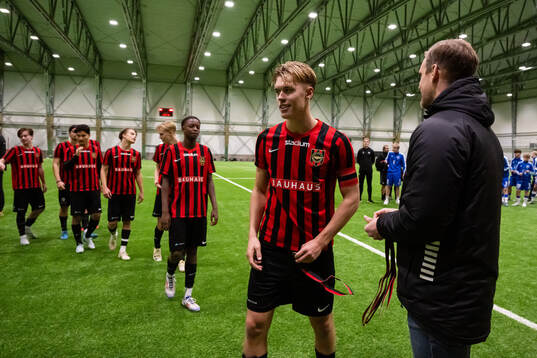 Brommapojkarnas Viggo Elfström tar emot guldmedaljen av