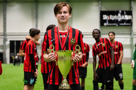 Brommapojkarnas spelare poserar med pokalen