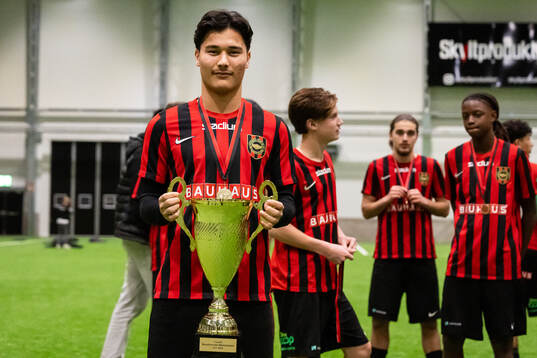 Brommapojkarnas spelare poserar med pokalen